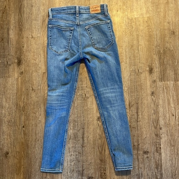 LUCKY BRAND BUTTON FLY SKINNY JEANS (0) - Picture 9 of 10